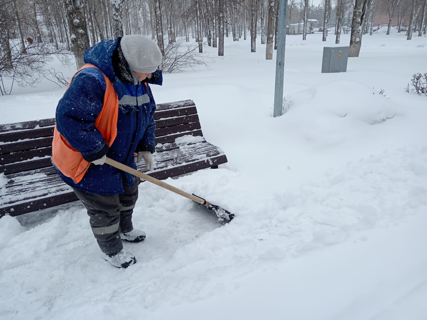 В Балакове продолжаются работы по очистке дорог и тротуаров от снега