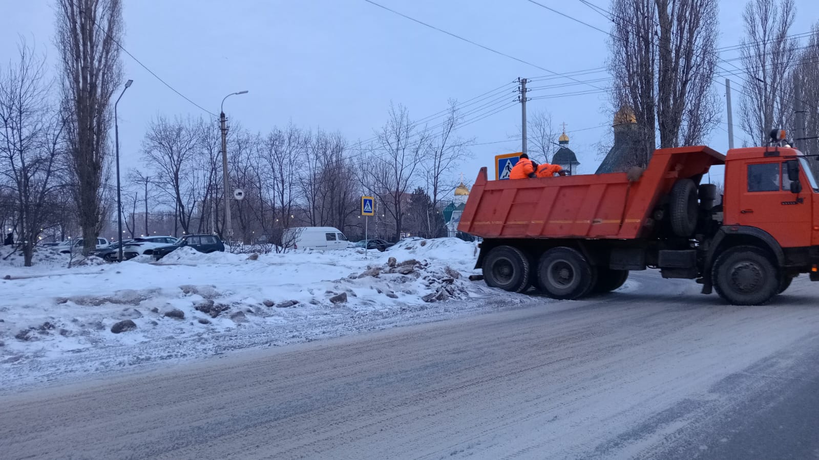 Сотрудники "Комбината благоустройства" работают в круглосуточном режиме