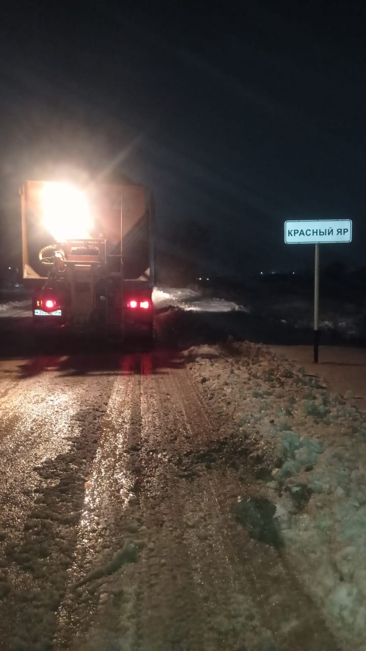 В Балакове коммунальные службы ведут работы по посыпке дорог и тротуаров пескосоляной смесью