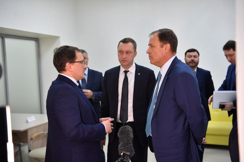 Сегодня губернатор Роман Бусаргин вместе с полномочным представителем Президента в ПФО Игорем Комаровым посетили саратовский филиал фонда «Защитники Отечества»