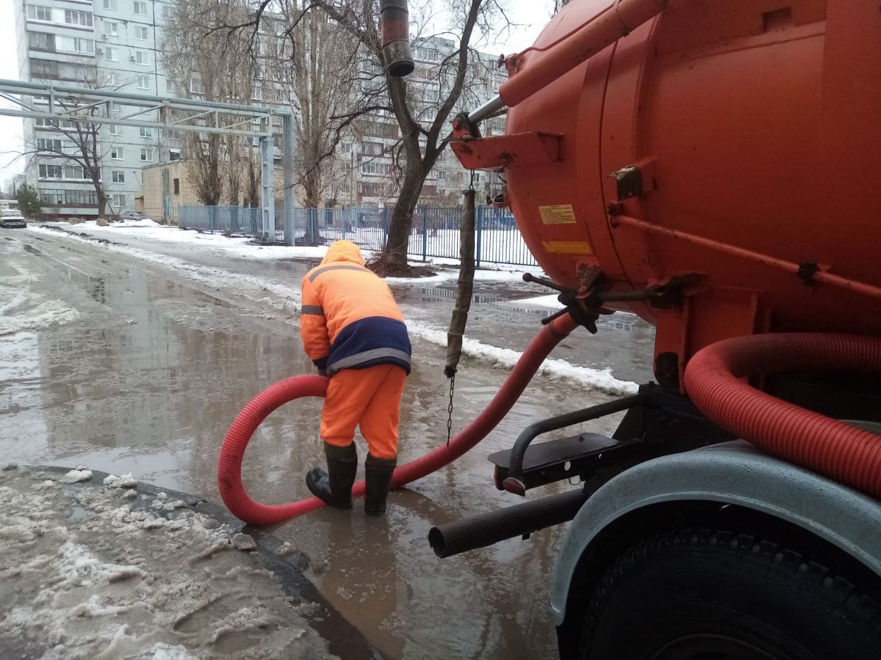 В Балаково ведутся работы по откачке талого снега, очистке и промывке ливневых колодцев
