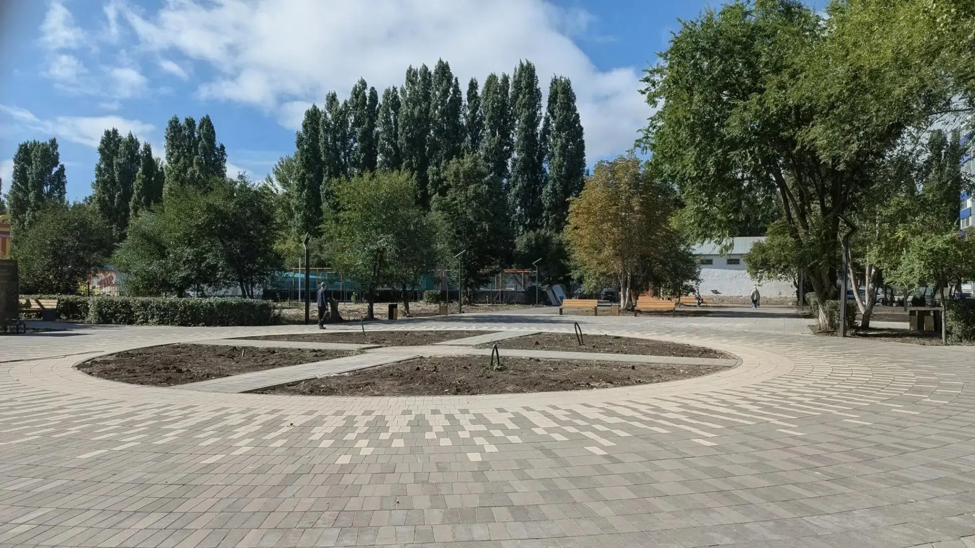 В сквере имени Вячеслава Малярова завершаются работы по благоустройству