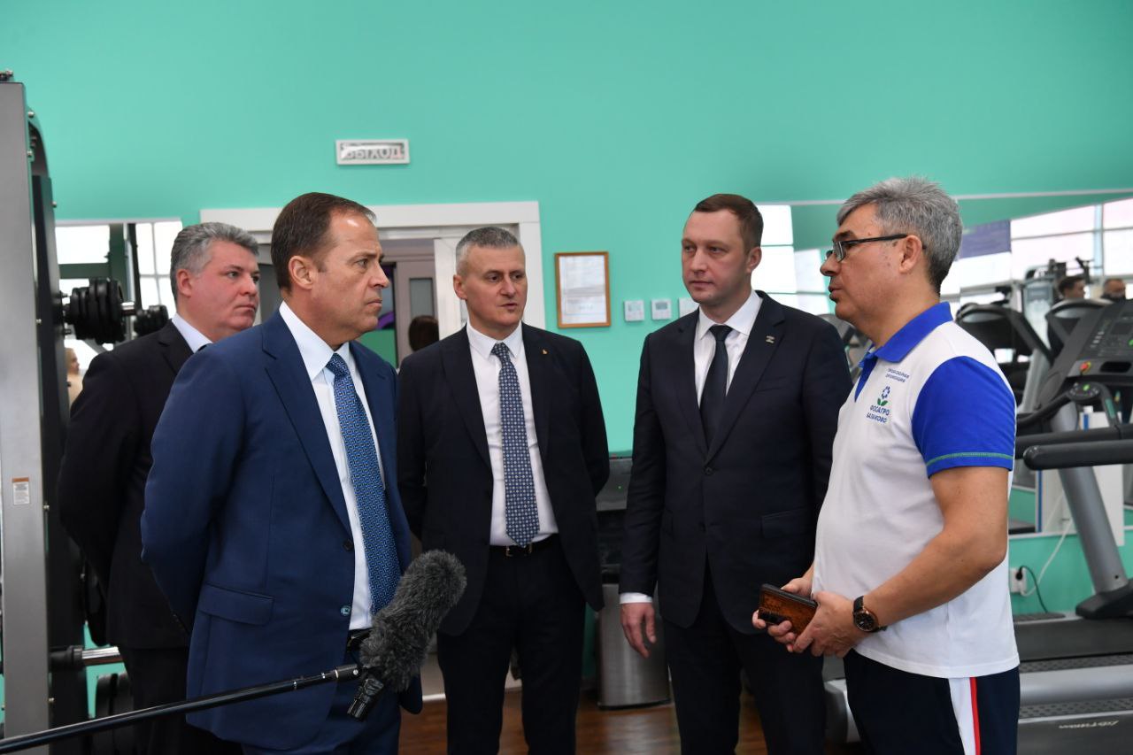 Саратовскую область с рабочим визитом посетил полномочный представитель президента РФ в Приволжском федеральном округе Игорь Комаров. Вместе с губернатором Романом Бусаргиным он побывал в городе Балаково
