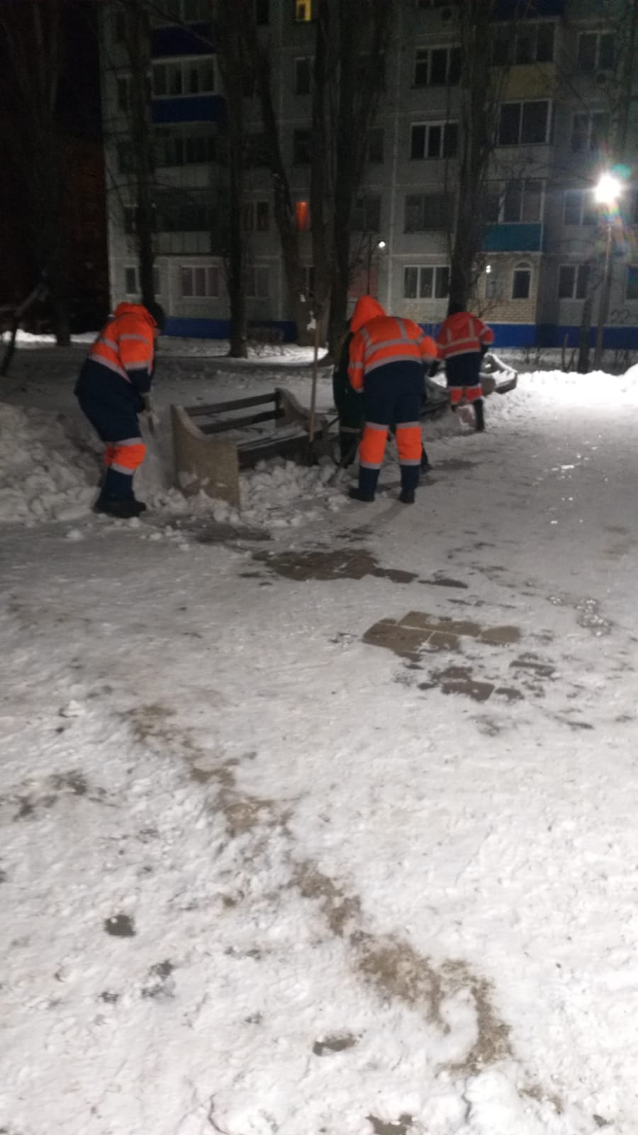 В Балакове коммунальные службы круглосуточно очищают городские улицы от снега и наледи