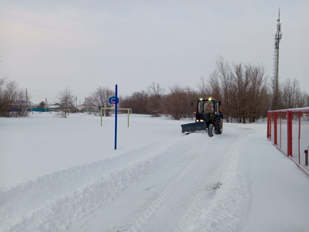 Очистка дорог и тротуаров от снега. Работы в городе Балаково и в селах Балаковского района ведутся в круглосуточном режиме