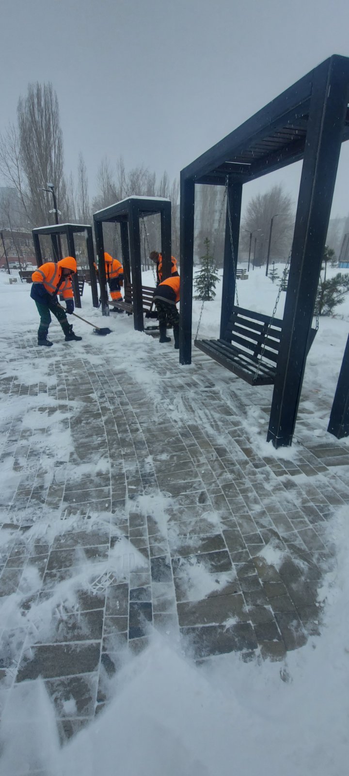 В Балакове коммунальщики в усиленном режиме устраняют последствия непогоды