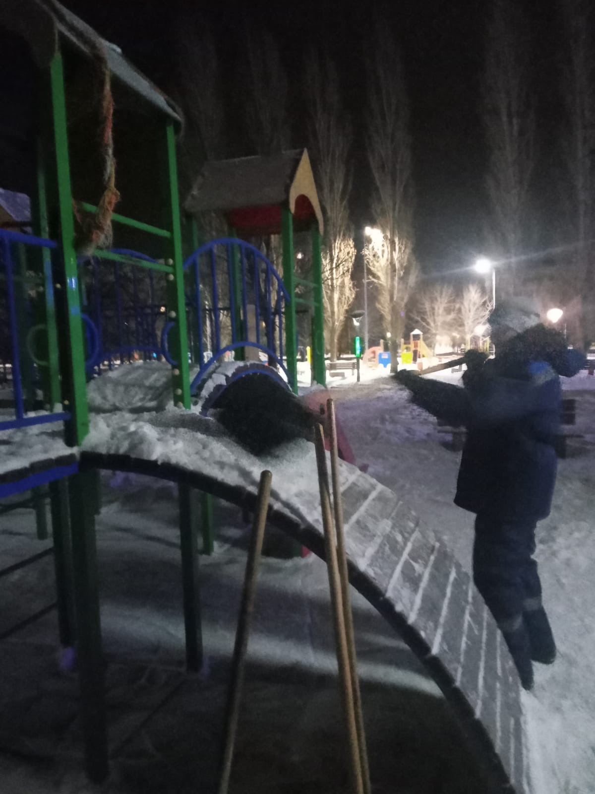 В Балакове продолжается очистка дорог и тротуаров от снега
