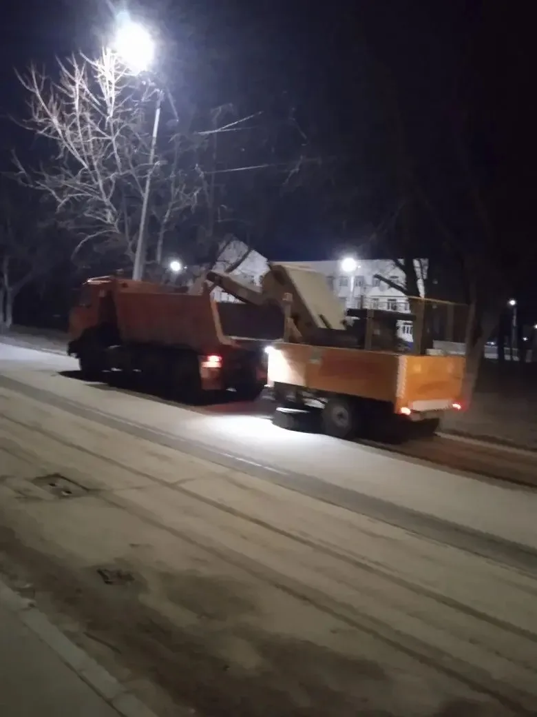 Откачка воды и очистка дорог. «Комбинат благоустройства» продолжает работы на улицах Балаково