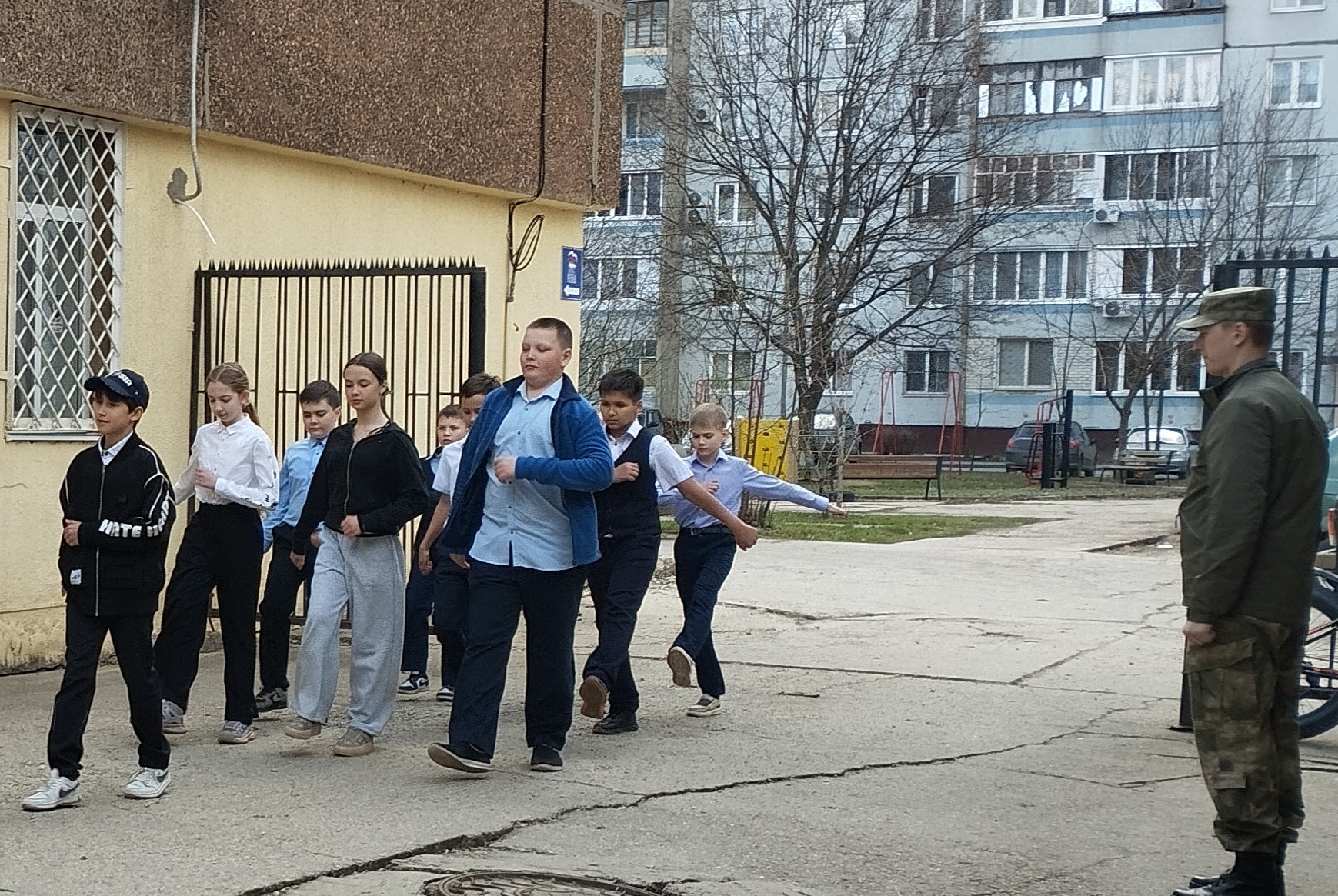 «Центр «Набат» провел для школьников строевую подготовку и экскурсию в музей