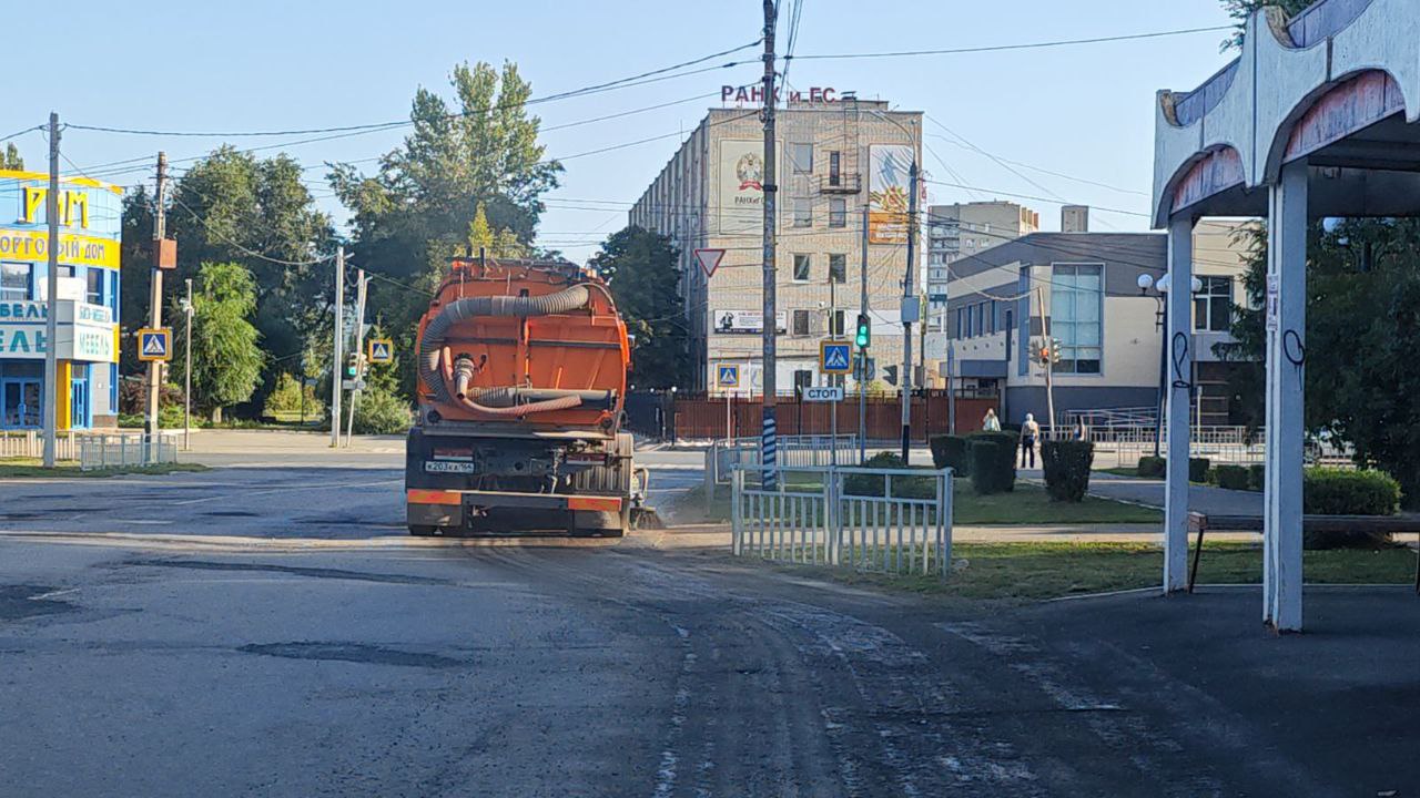 Покос травы, уборка территорий, полив зеленых насаждений. Сегодня на улицах города работают 75 коммунальных работников
