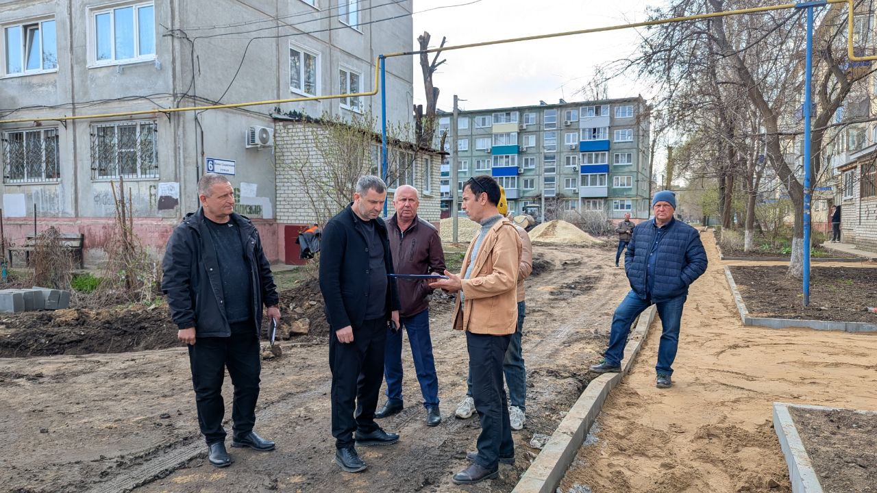 Осмотрели работы по ремонту дворовых территорий на улице Факел Социализма