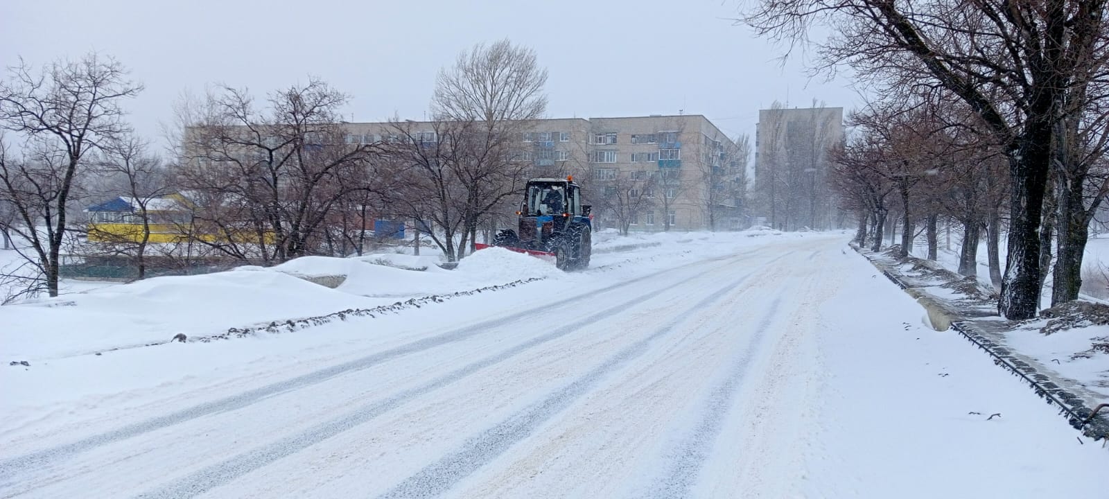 В Балакове продолжаются работы по очистке дорог и тротуаров от снега