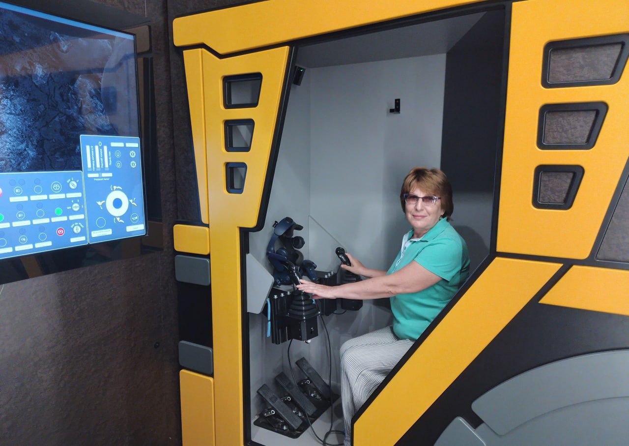 Балаковские «серебряные» активисты пообщались с роботом и узнали свой вес в караваях