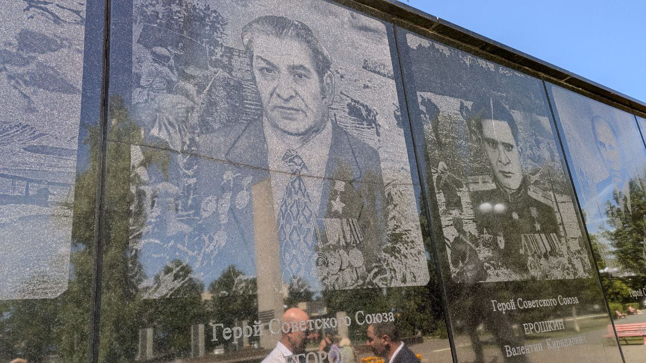 Сегодня Сергей Барулин осмотрел монумент «Героям-балаковцам», который располагается рядом с Обелиском памяти балаковцам, погибшим в годы Великой Отечественной войны
