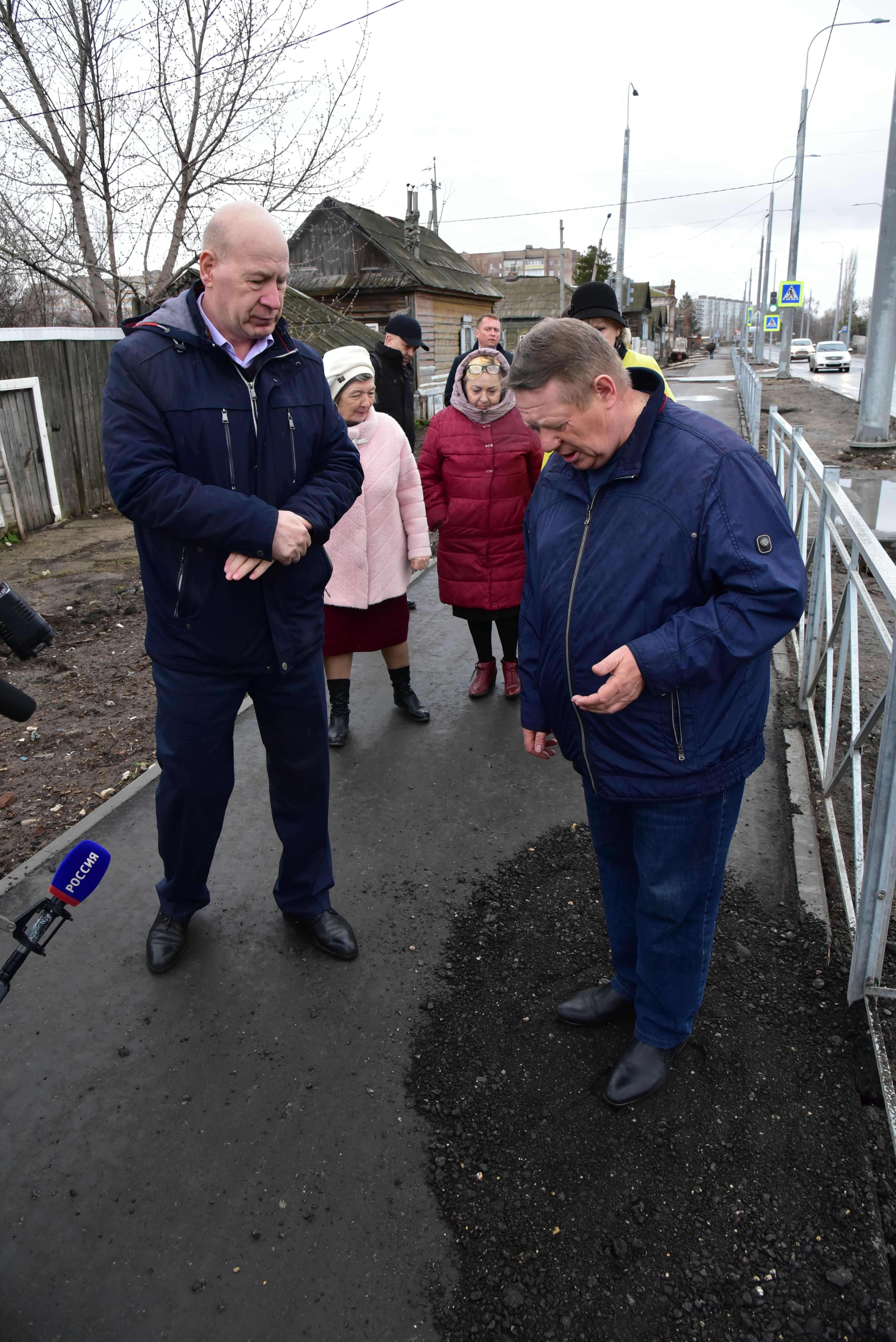 Сегодня депутат ГосДумы Николай Панков осмотрел пешеходные дорожки на ул. Братьев Захаровых