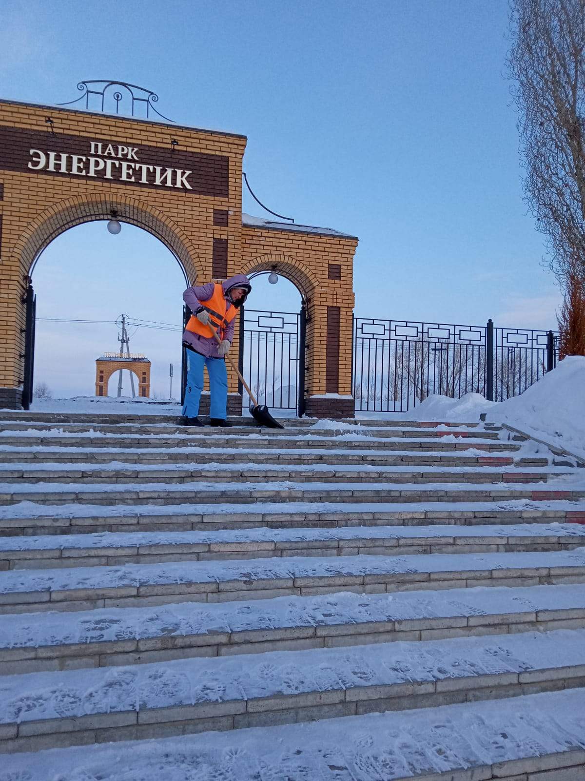 В Балакове продолжаются работы по уборке снега