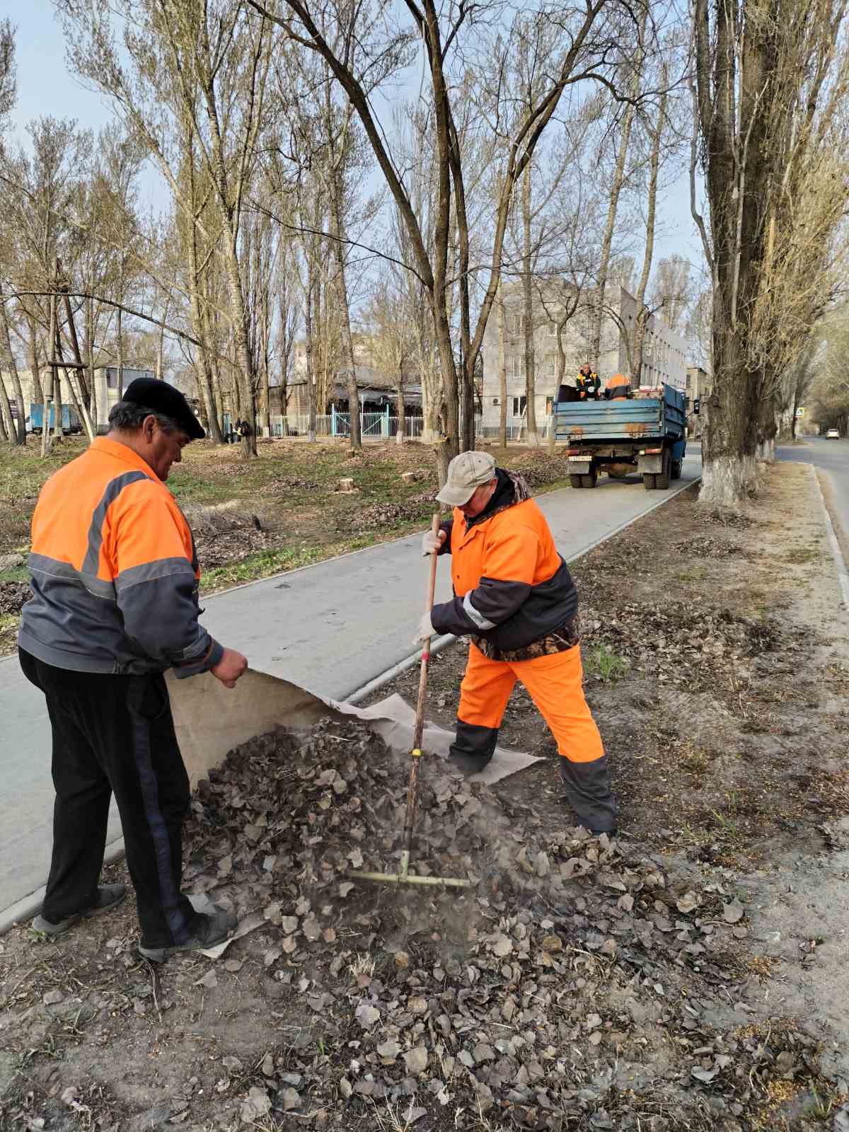 Сотрудники Комбината благоустройства продолжают наносить разметки на дороги и благоустраивать город