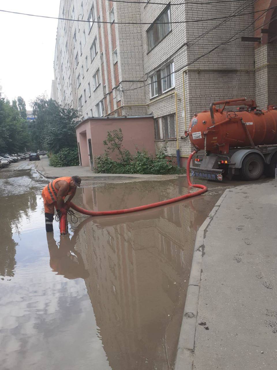 Сотрудники «Комбината благоустройства» ежедневно приводят в порядок город Балаково