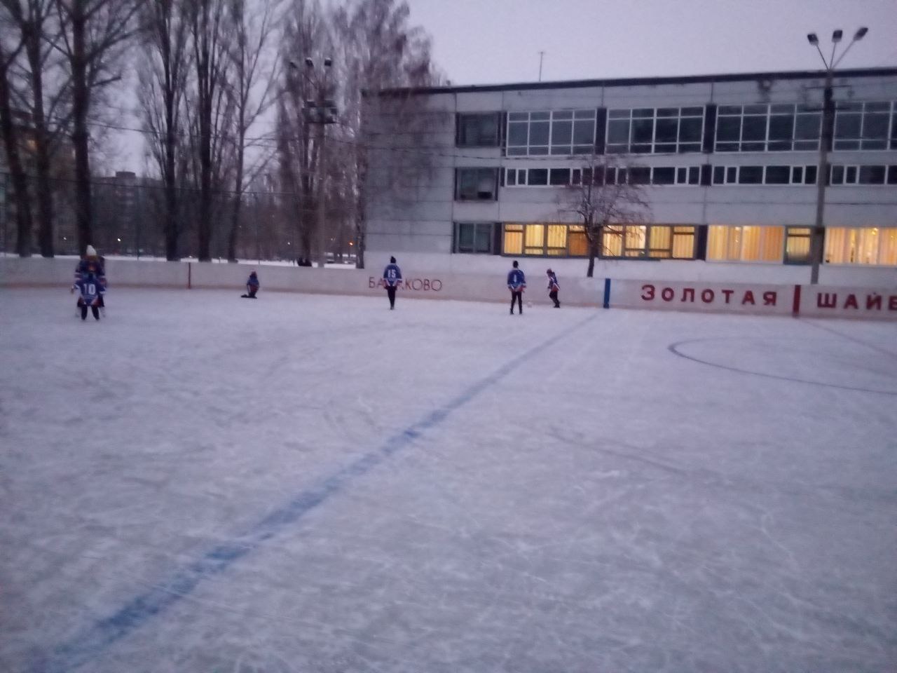 В городе Балаково прошли тренировки по хоккею с шайбой и зимнему футболу в рамках проекта "Дворовый тренер"