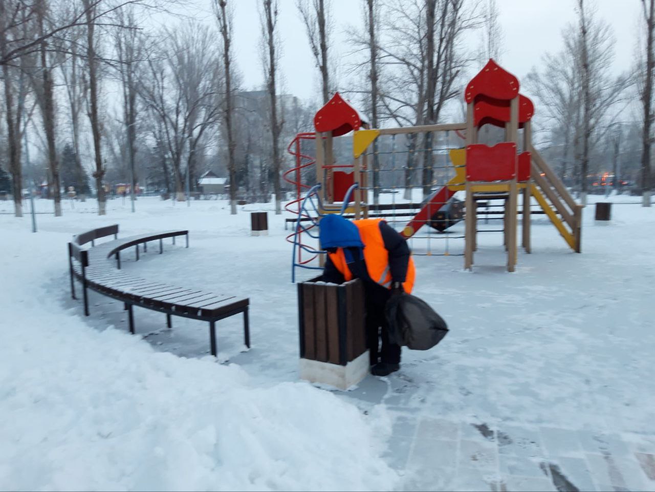 Благоустройство города сегодня: очистка прилотковой зоны, формовка деревьев, обслуживание дорожно-транспортной сети города