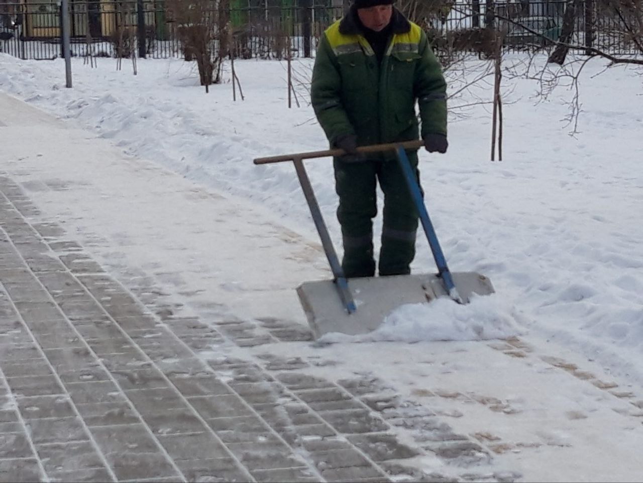 В благоустройстве города Балаково задействовано более сотни рабочих и 42 единицы техники