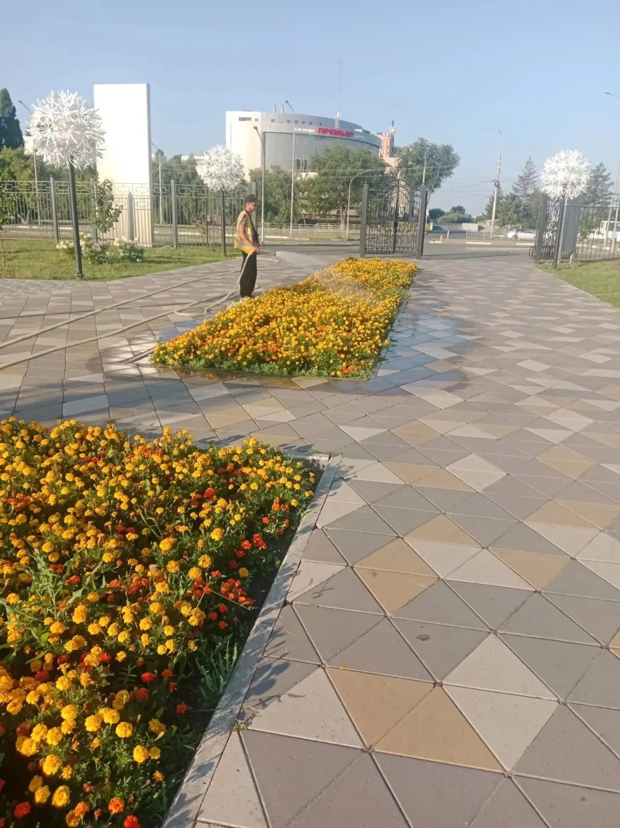 С раннего утра сотрудники  «Комбината благоустройства» приступили к выполнению плановых работ по наведению порядка и благоустройству городских территорий 