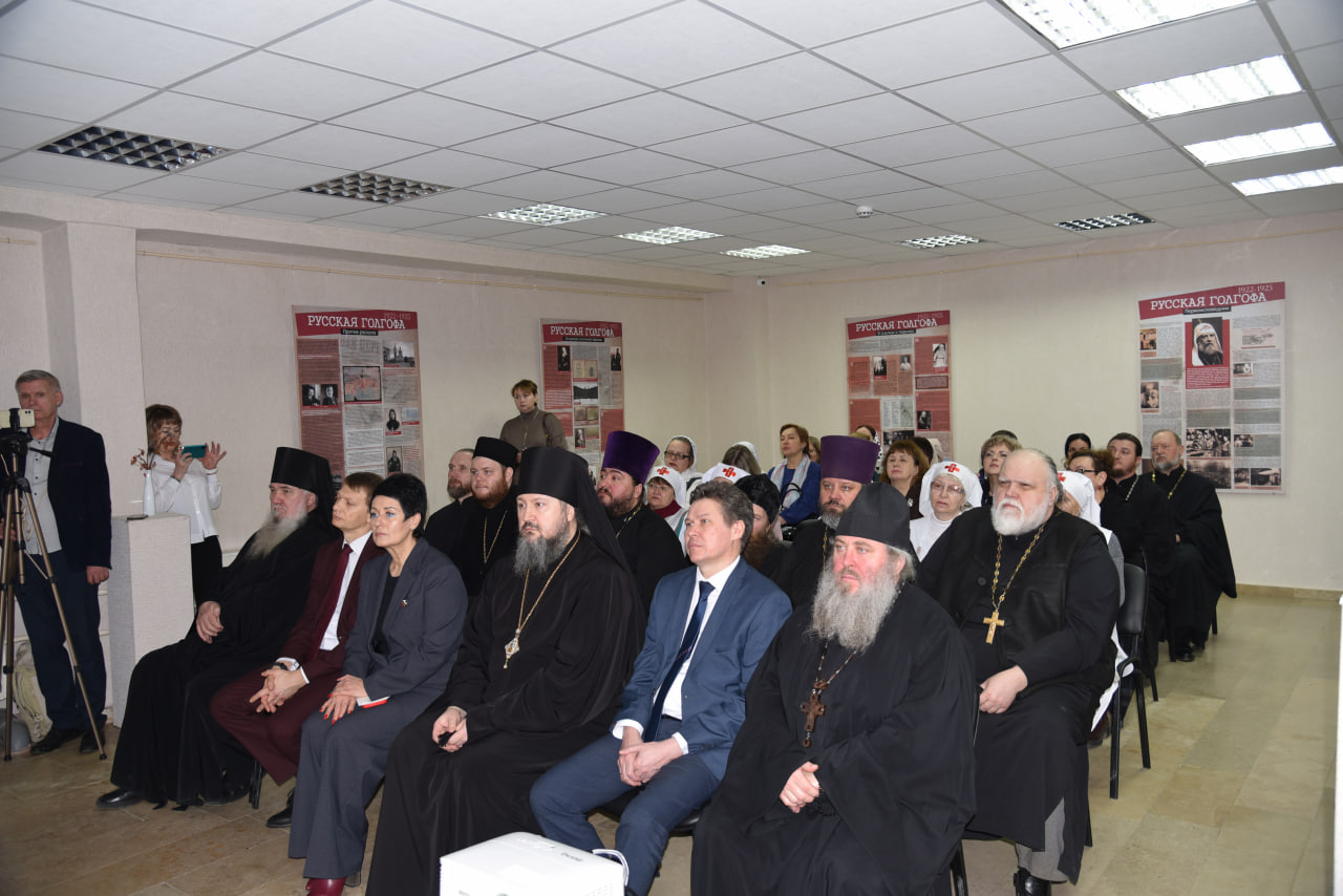 Сегодня в городском выставочном зале состоялось торжественное открытие выставки «Русская Голгофа»