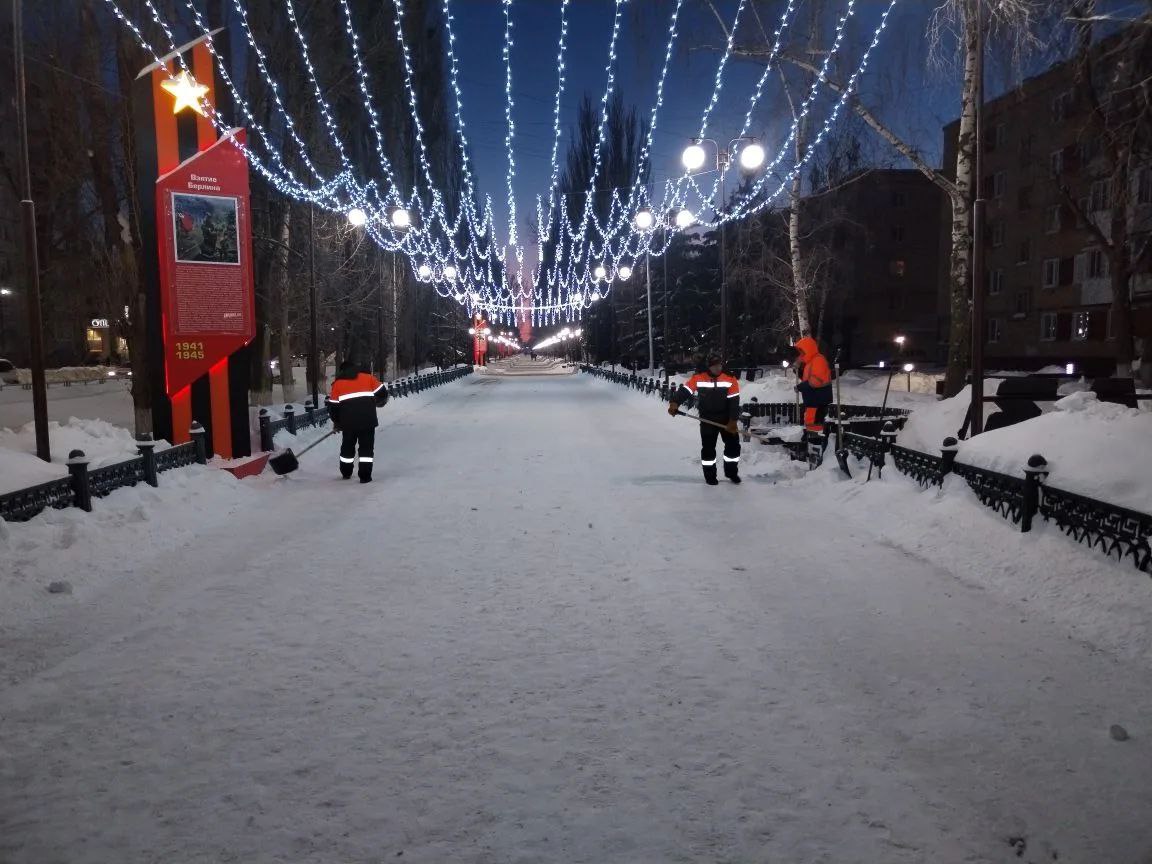 Сотрудники «Комбината благоустройства» очищают дороги и тротуары города Балаково от снега