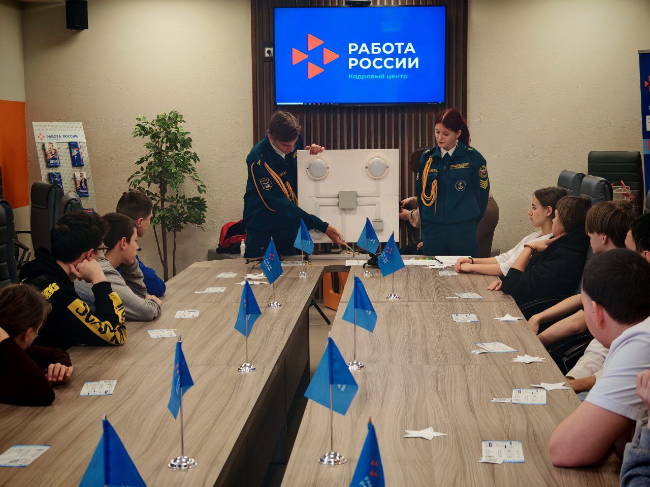 Специалисты центра занятости населения провели профориентационную викторину для подростков