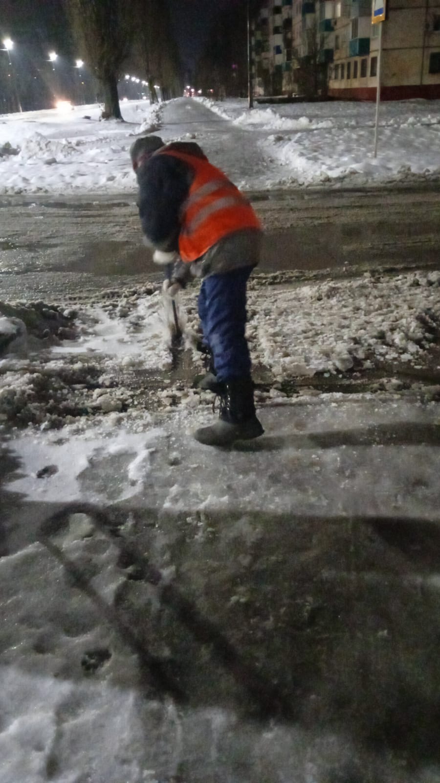 В Балакове коммунальные службы ведут работы по посыпке дорог и тротуаров пескосоляной смесью