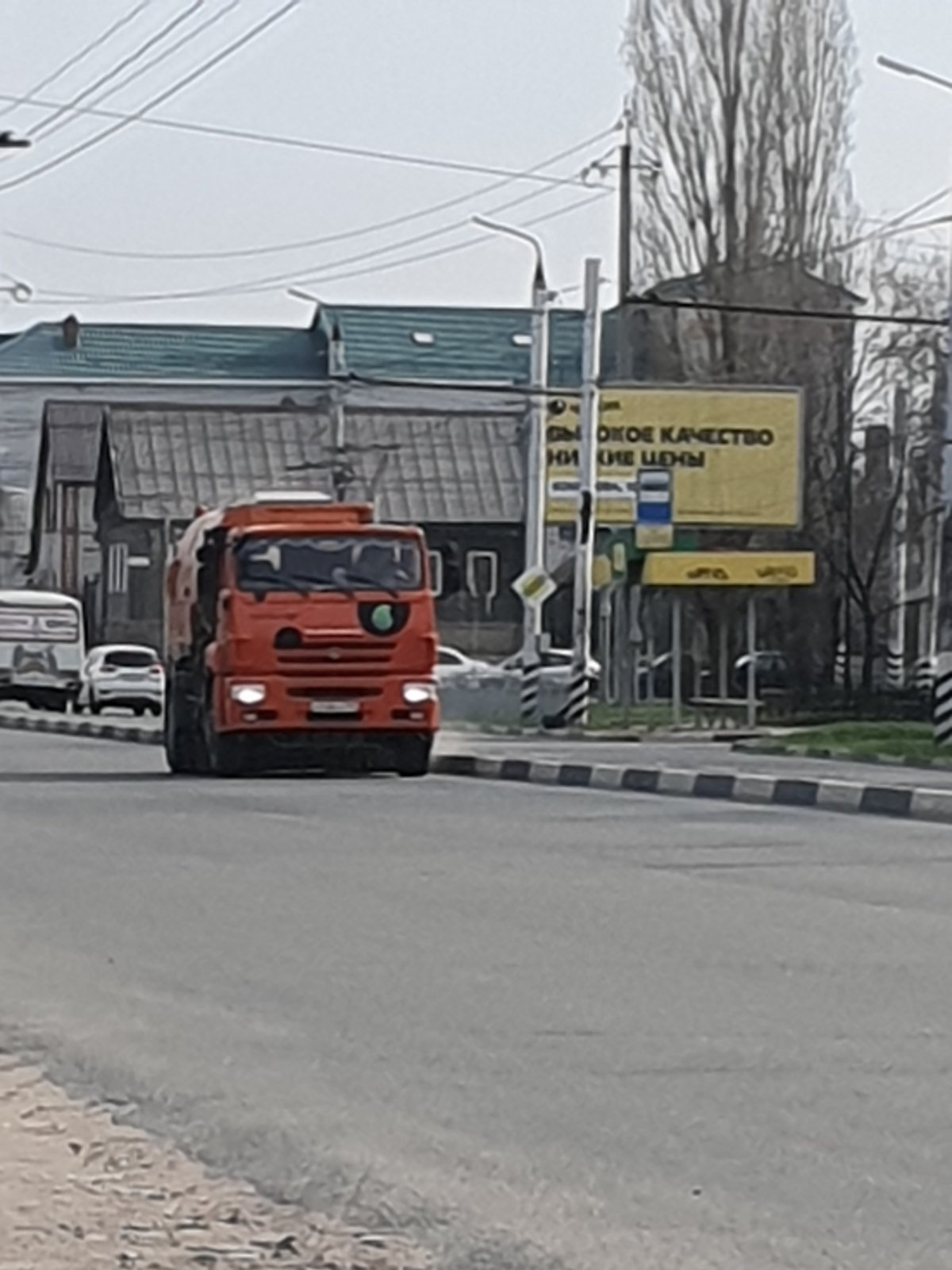 Очистка прилотковых зон, сбор мусора, подметание тротуаров: коммунальные службы наводят порядок на улицах города Балаково