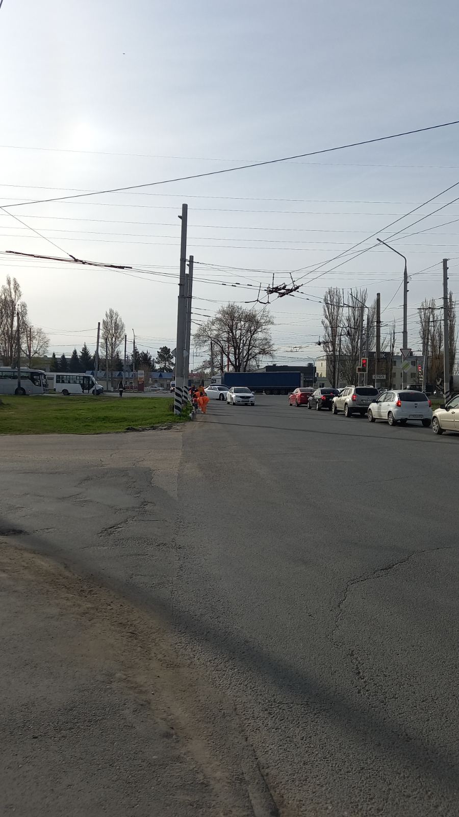 Сотрудники Комбината благоустройства продолжают наносить разметки на дороги и благоустраивать город