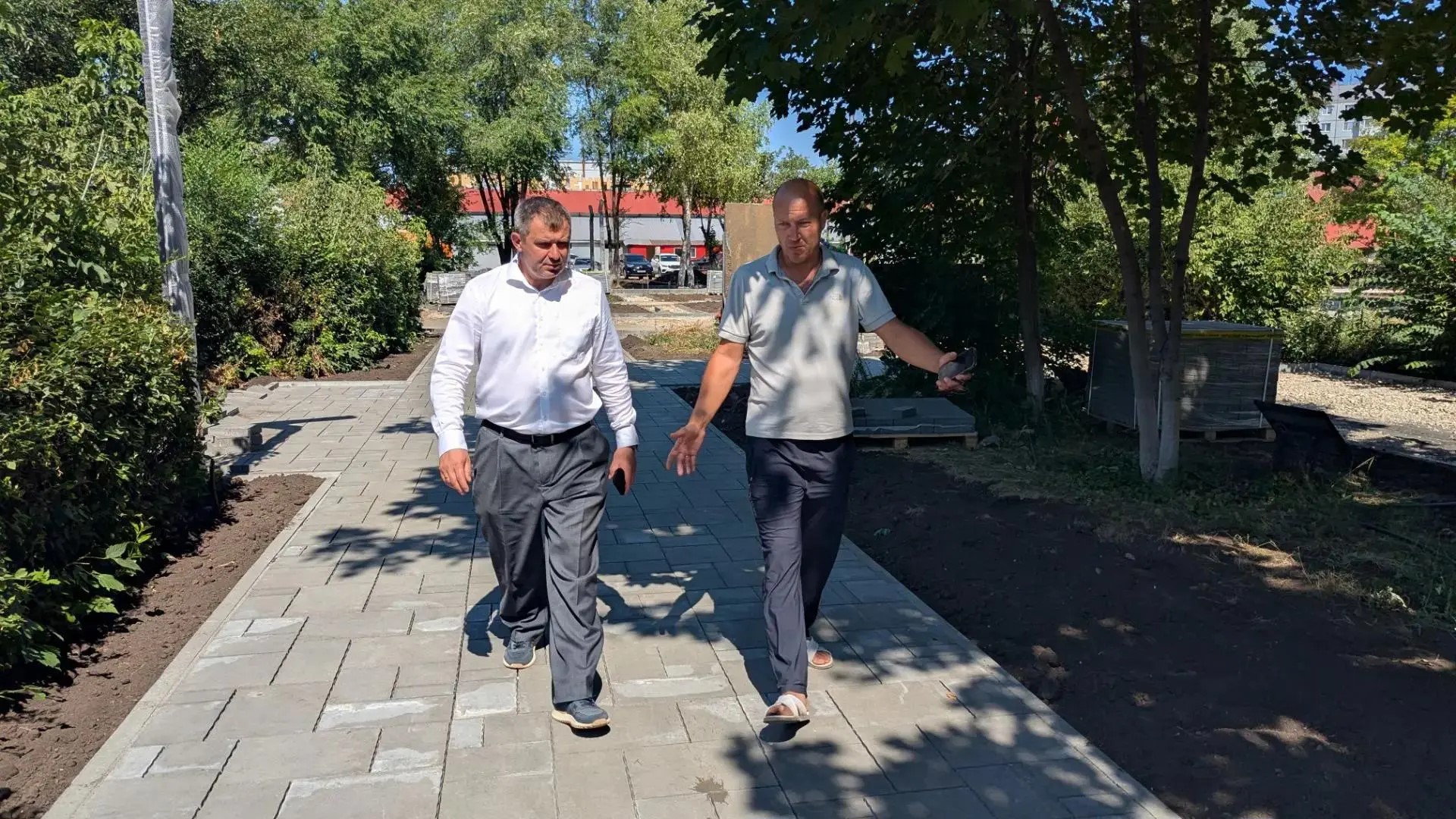 Сергей Барулин: в сквере имени Вячеслава Малярова укладывают плитку на пешеходных дорожках