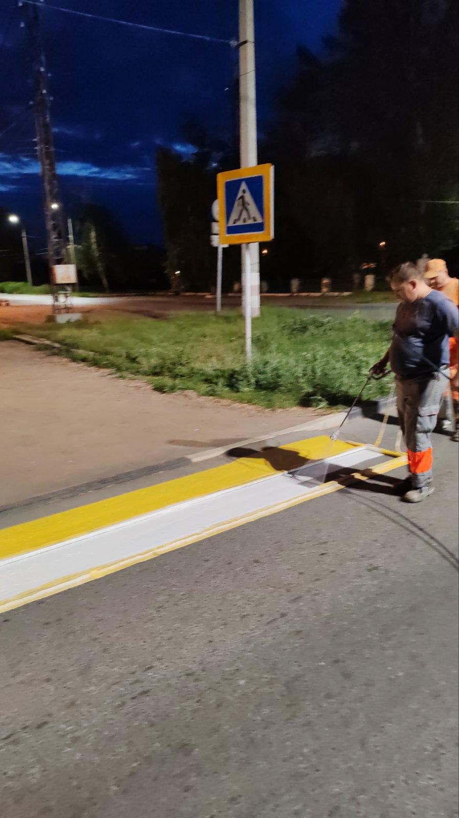 Новая разметка, уборка улиц, сбор мусора: коммунальные службы работают в ежедневном режиме
