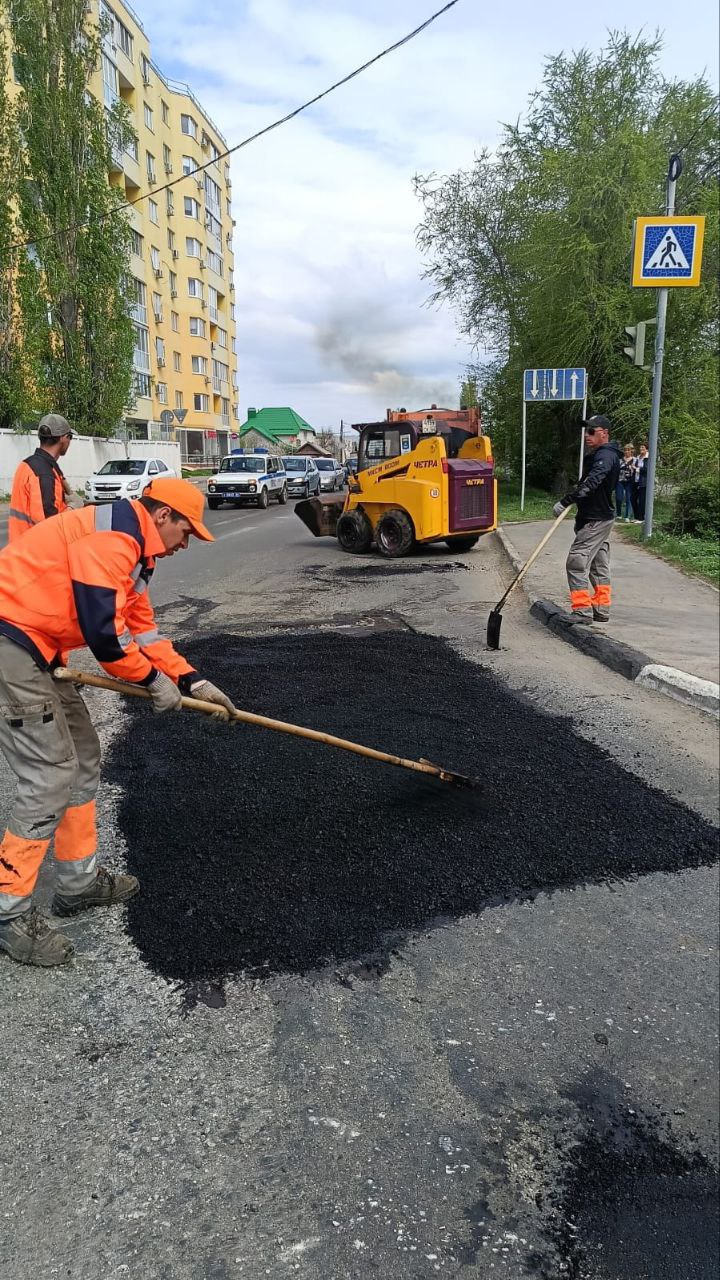 В Балаково продолжается текущий ремонт дорог