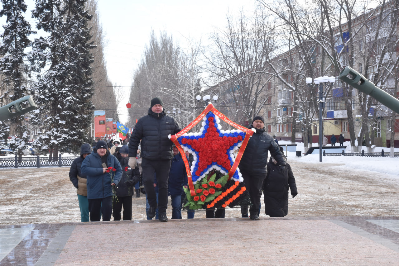 Сегодня, в День защитника Отечества, у Обелиска памяти балаковцам, погибшим в годы Великой Отечественной войны состоялась торжественная церемония возложения цветов к Вечному огню