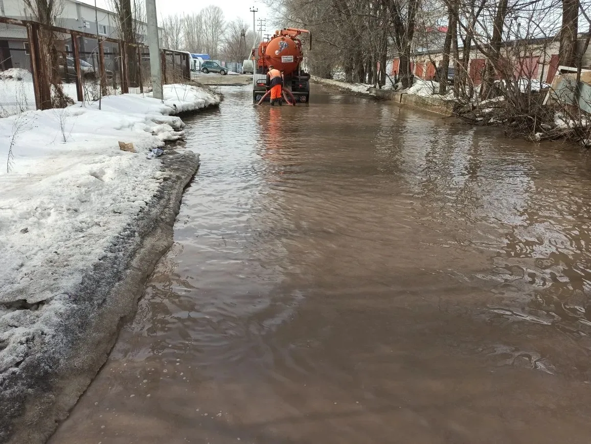 Коммунальные службы продолжают откачивать талые воды на улицах города Балаково