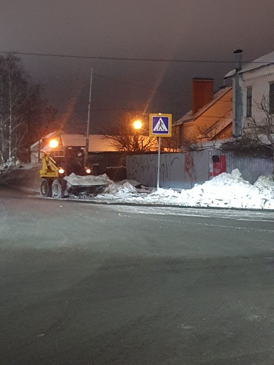 Коммунальные службы круглосуточно очищают дороги и тротуары, а также вывозят снег
