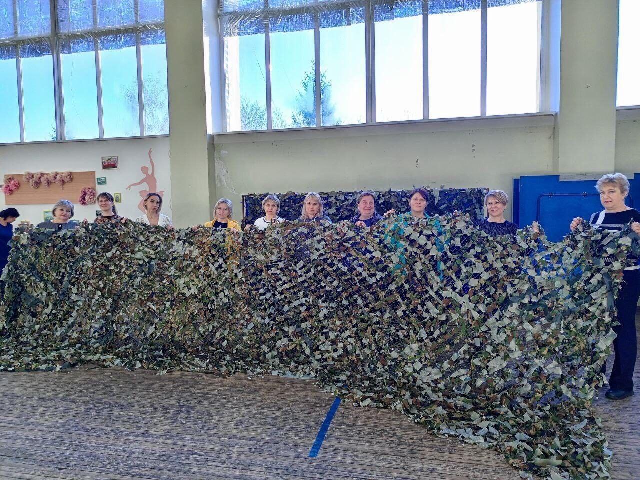 Нацпроект «Демография»: маскировочные сети для передовой изготавливают в центрах соцобслуживания