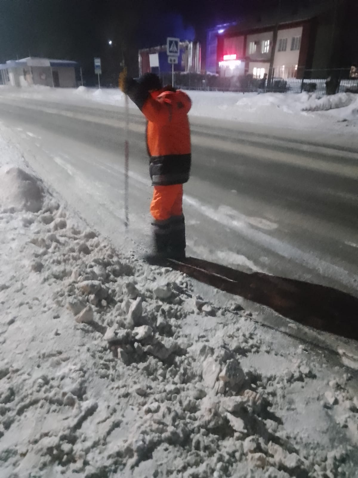 В Балакове продолжается очистка дорог и тротуаров от снега