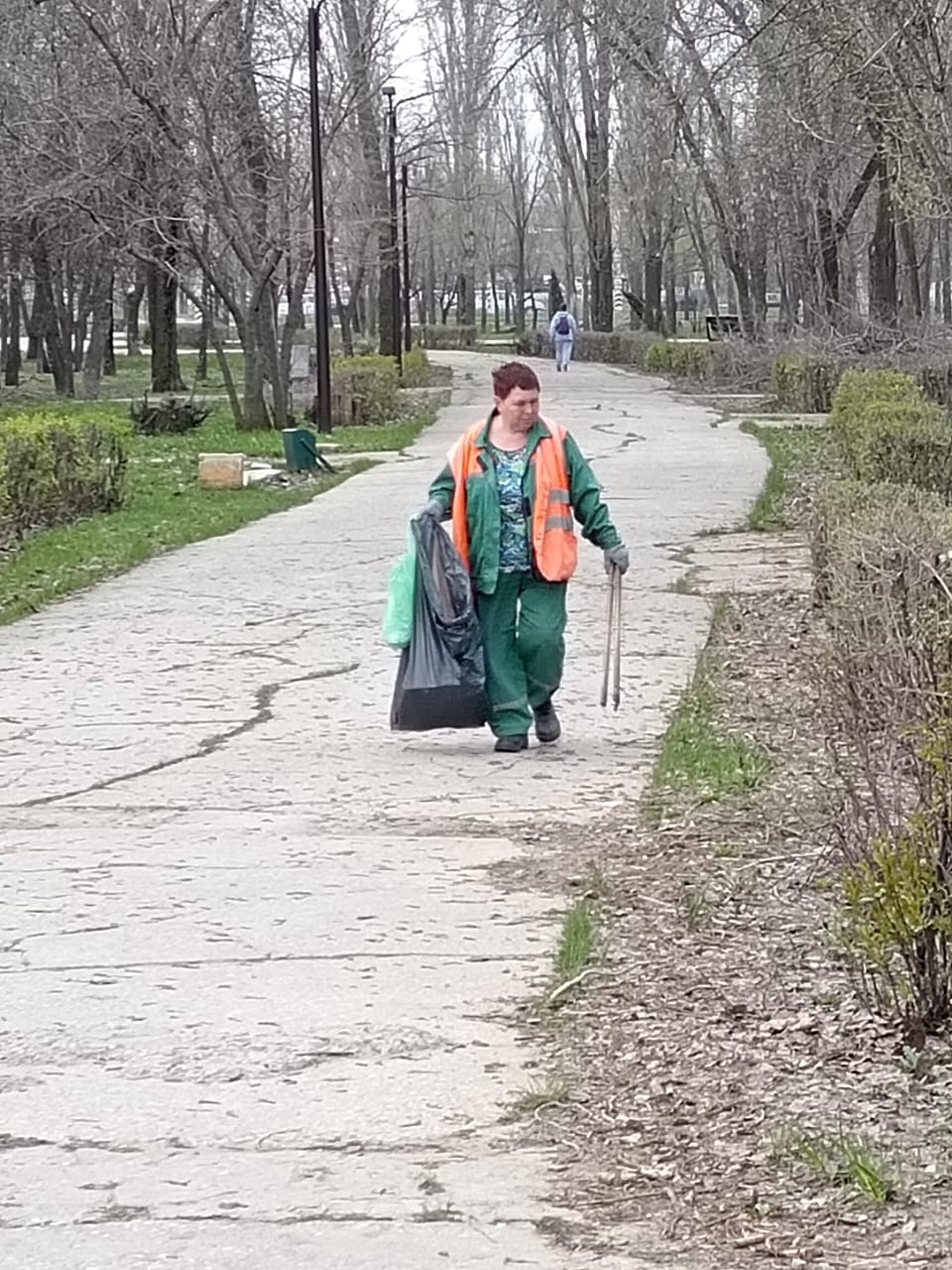 Очистка прилотковых зон, сбор мусора, подметание тротуаров: коммунальные службы наводят порядок на улицах города Балаково