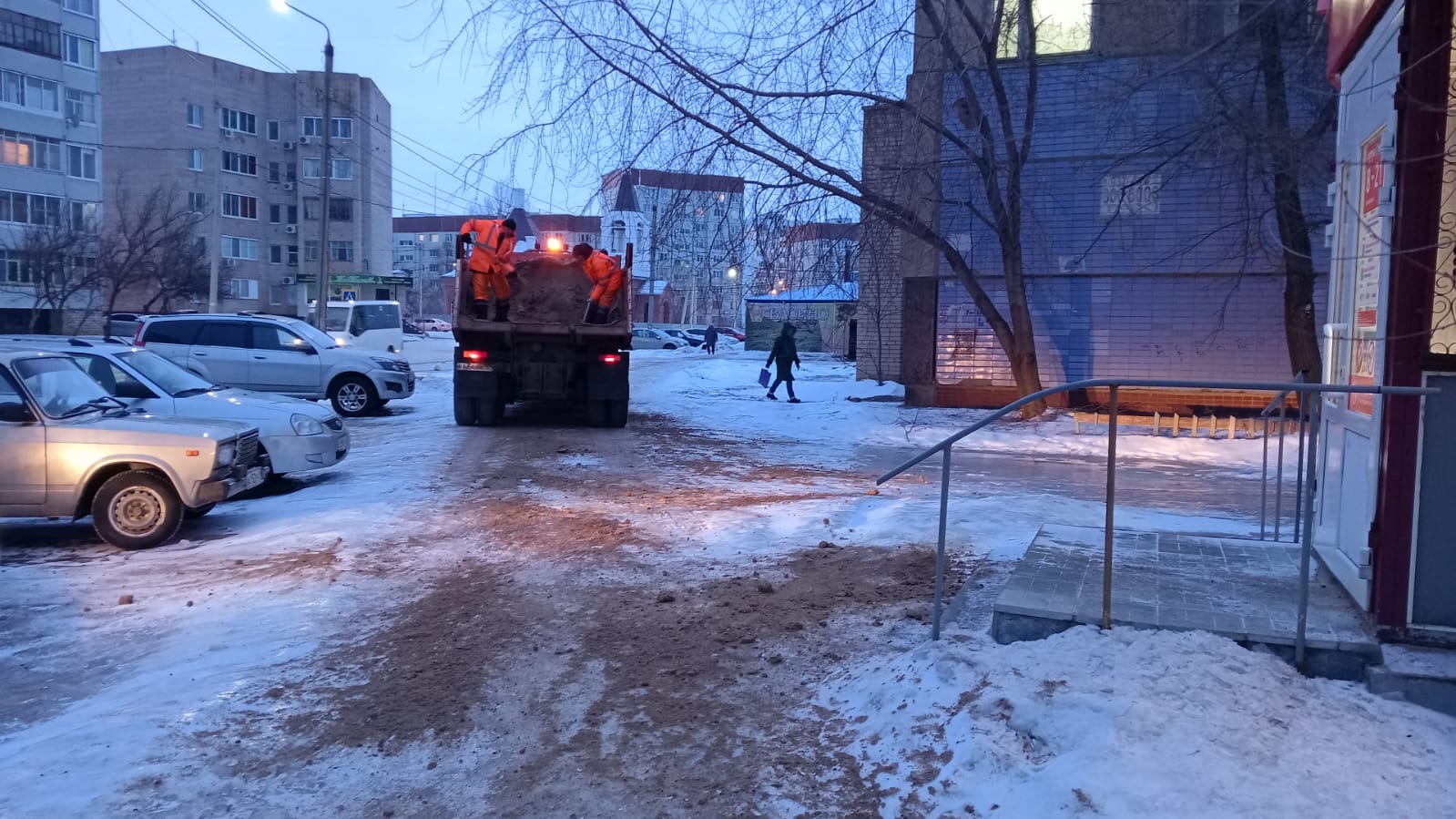 Сотрудники "Комбината благоустройства" работают в круглосуточном режиме