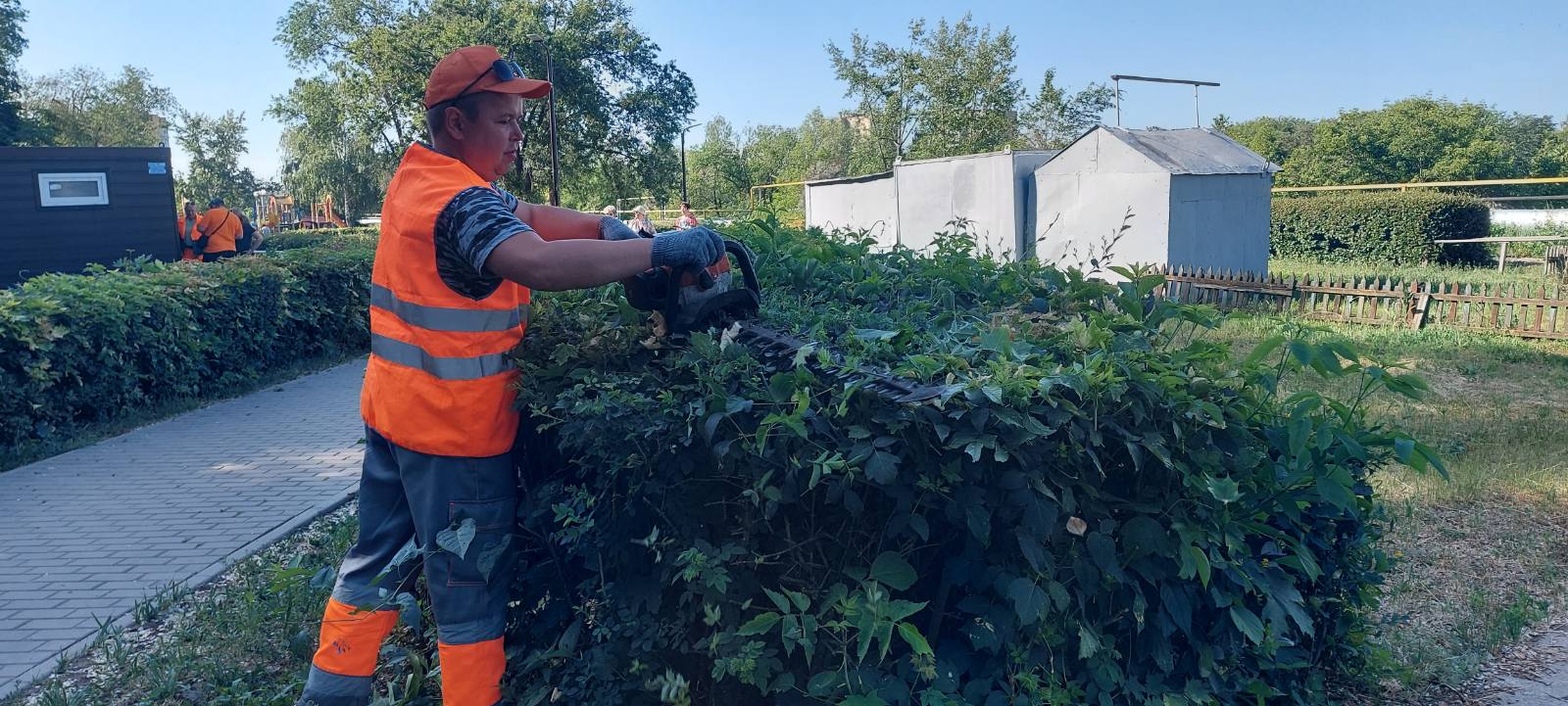 Сотрудники «Комбината благоустройства» наводят порядок на улицах города