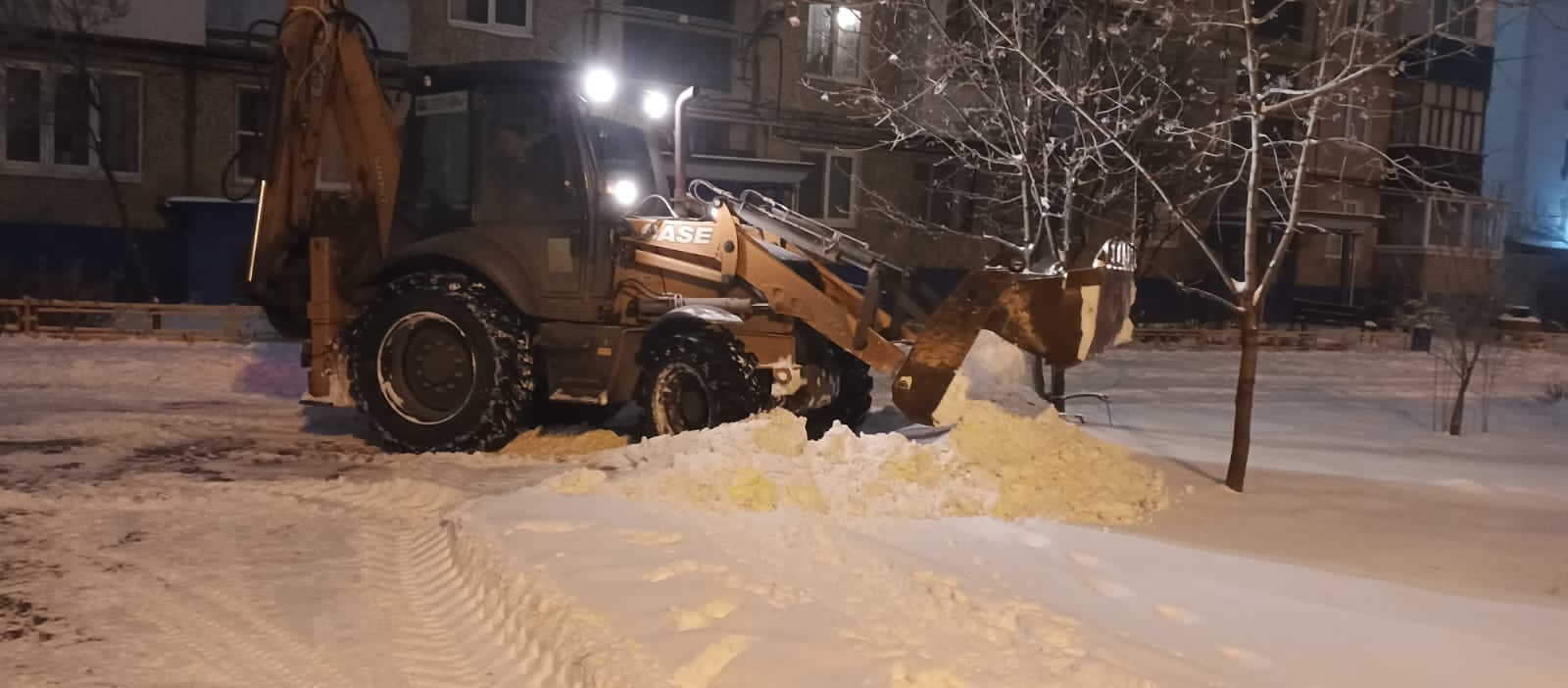 В Балакове коммунальные службы всю ночь убирали последствия непогоды. Работы по очистке снега продолжаются и сейчас