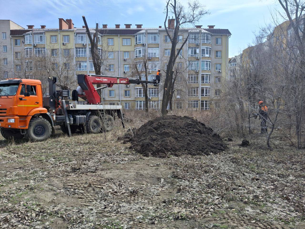 Коммунальные службы в ежедневном режиме убирают мусор, очищают дороги, подметают тротуары