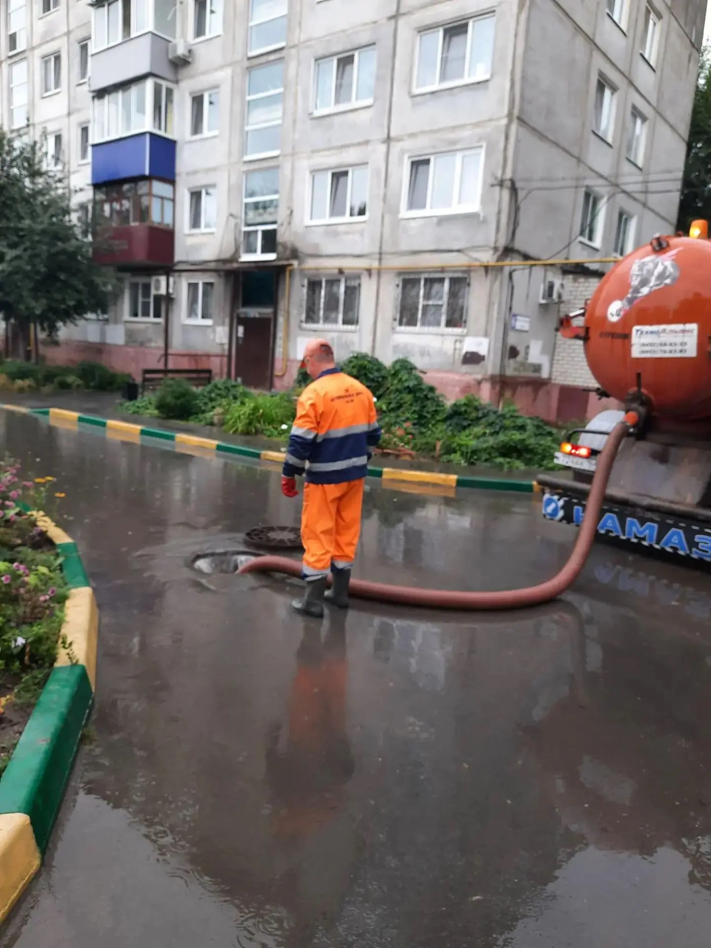 Комбинат благоустройства откачивает воду на улицах города и очищает ливнёвки 