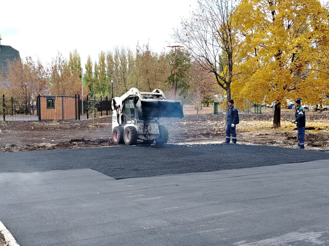 В парке «Центральный» рабочие асфальтируют площадку под теннисные столы