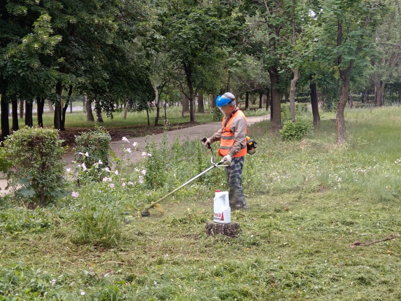 Сотрудники «Комбината благоустройства» ежедневно наводит порядок на улицах города