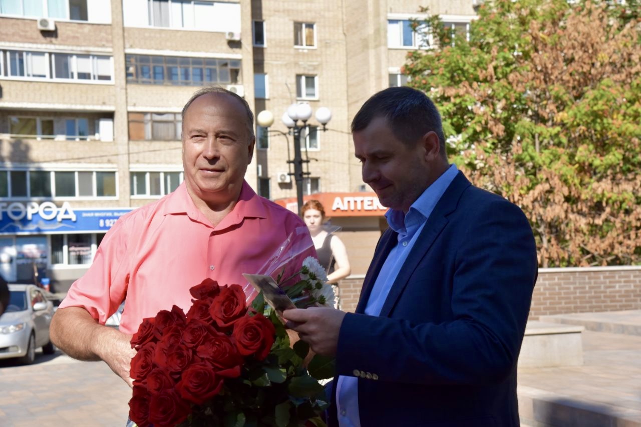 Сегодня Сергей Барулин вместе с ветеранами строительной отрасли возложил цветы к памятнику строителям пяти Всесоюзных ударных комсомольских строек