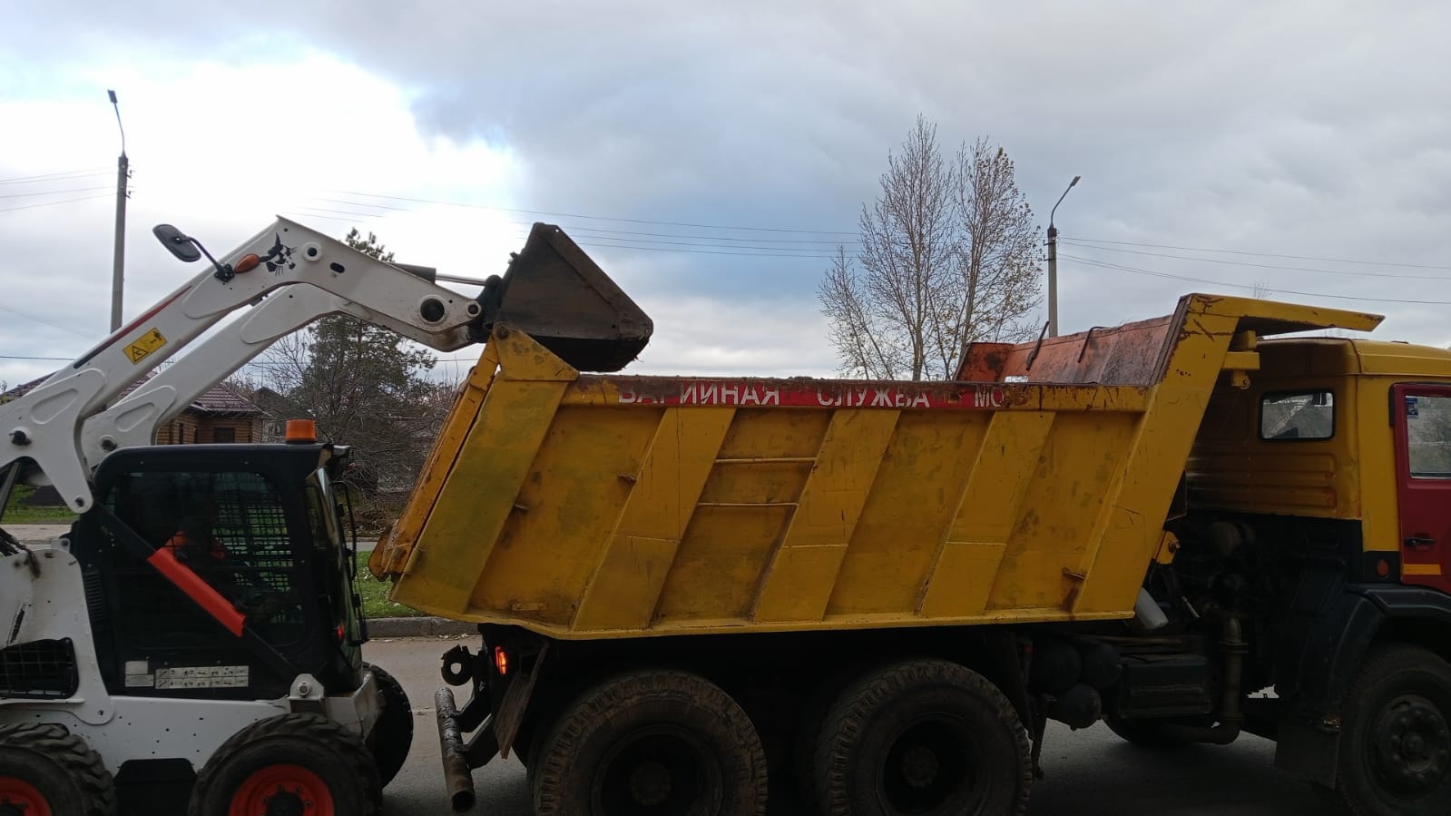 Сегодня на улицах города порядок наводят более сотни рабочих «Комбината благоустройства»